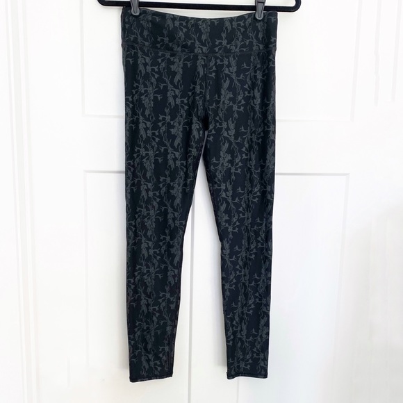 Fabletics Powerhold High Rise Leggings Black/Gray Floral Workout Gym Size Small - Picture 3 of 9